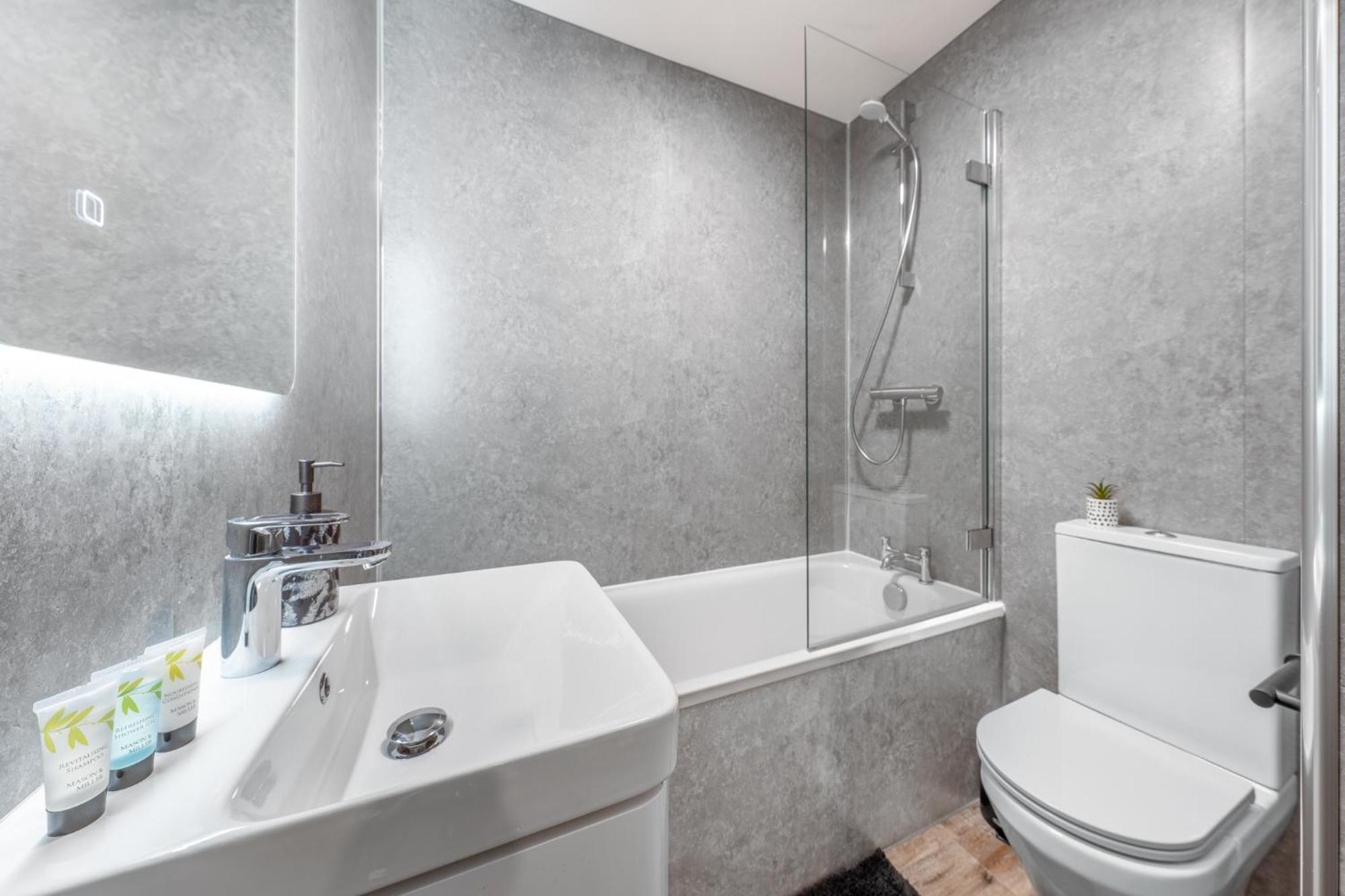Potters Bar - Free Parking - Private Bathroom - Netflix - 4 Mins Walk To Station - 20 Mins Direct Trains To London Екстериор снимка