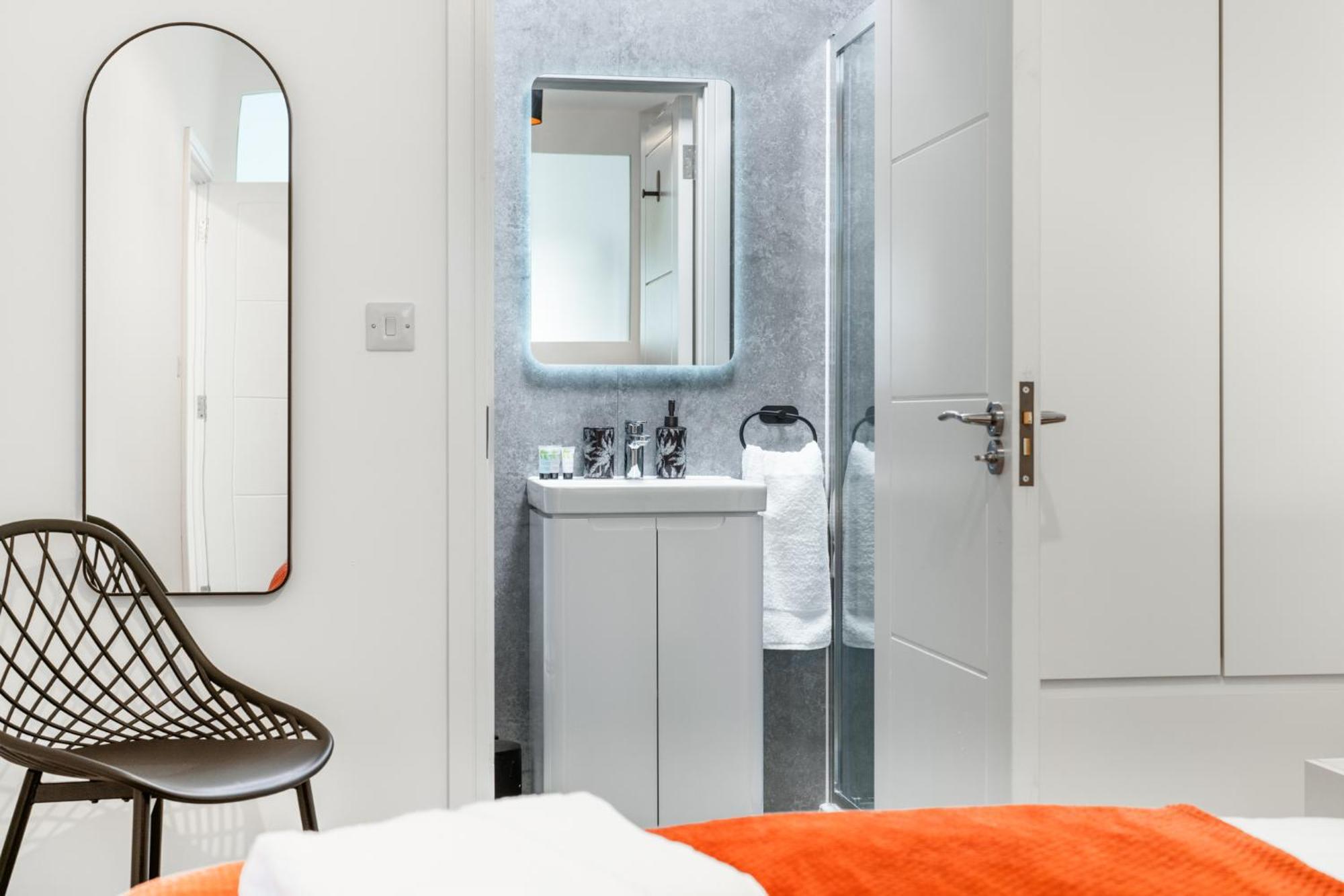 Potters Bar - Free Parking - Private Bathroom - Netflix - 4 Mins Walk To Station - 20 Mins Direct Trains To London Екстериор снимка