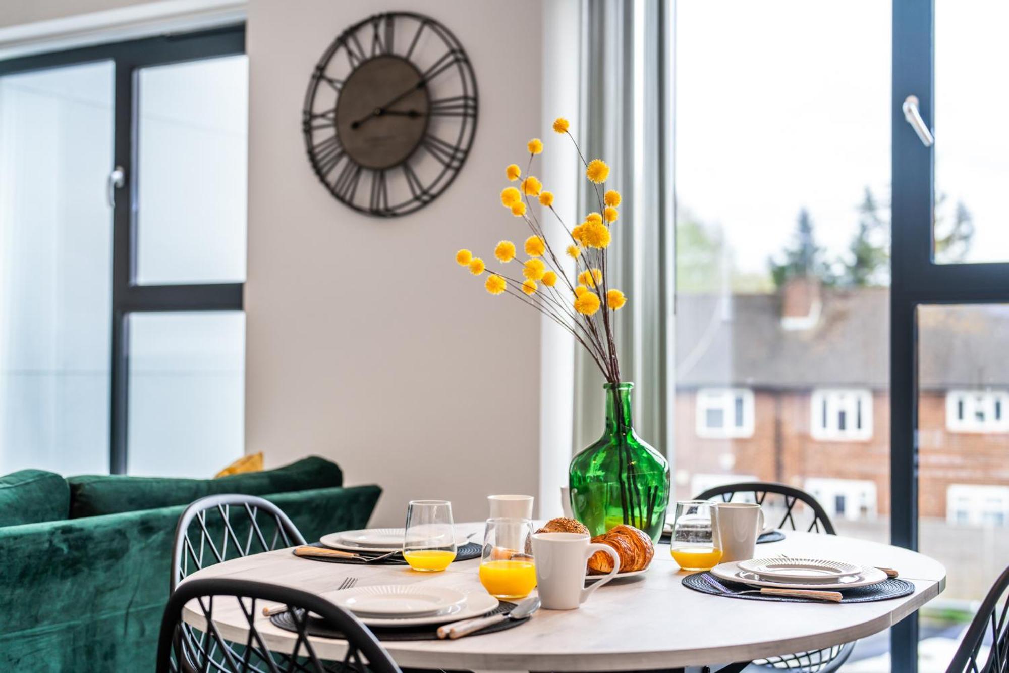Potters Bar - Free Parking - Private Bathroom - Netflix - 4 Mins Walk To Station - 20 Mins Direct Trains To London Екстериор снимка