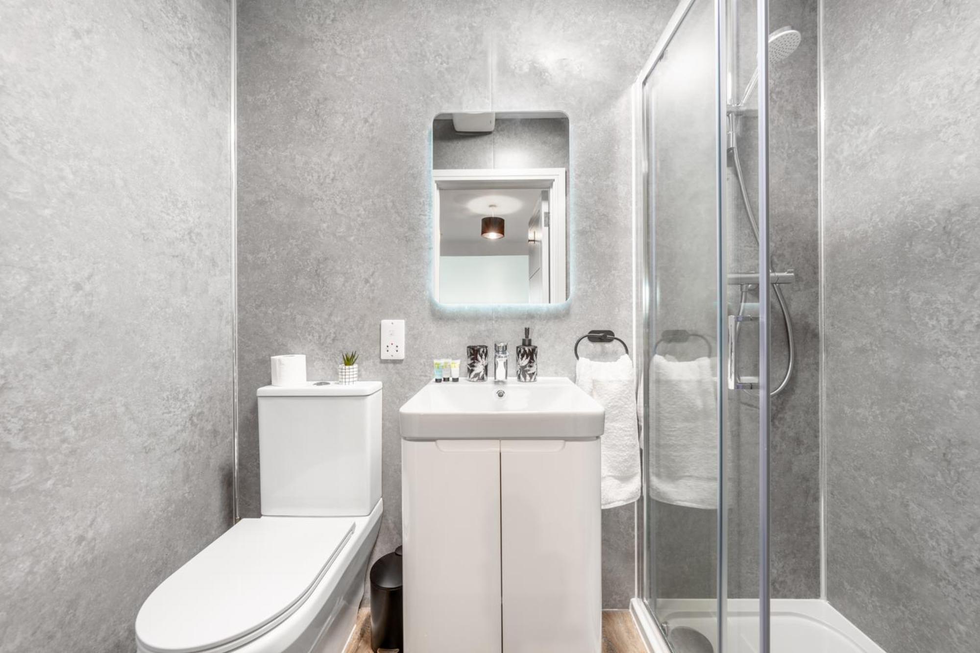 Potters Bar - Free Parking - Private Bathroom - Netflix - 4 Mins Walk To Station - 20 Mins Direct Trains To London Екстериор снимка