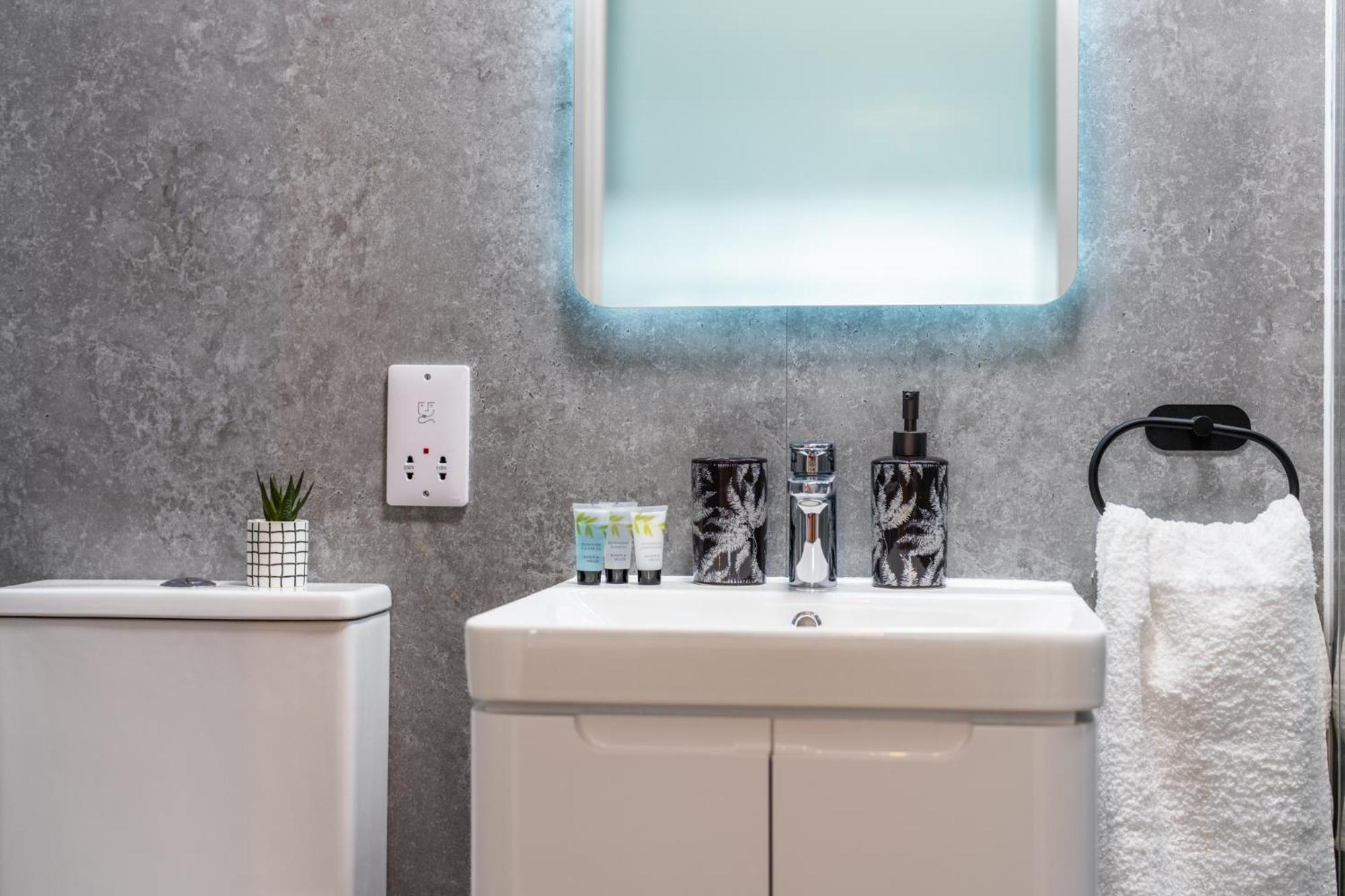Potters Bar - Free Parking - Private Bathroom - Netflix - 4 Mins Walk To Station - 20 Mins Direct Trains To London Екстериор снимка